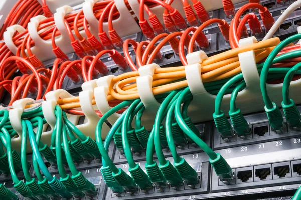 Cremalheira de servidor com cabos vermelhos, amarelos e verdes — Fotografia de Stock