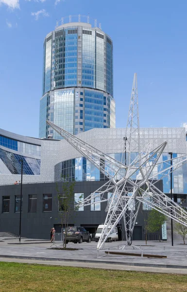 Yekaterinburg, Rusya - 07 Temmuz 2016: Yaz görünümü Iset kule ve Boris Yeltsin Cumhurbaşkanlığı Merkezi (Yeltsin Merkezi).