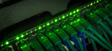Yeşil Internet yama kablosu kablolar ile Server kabin