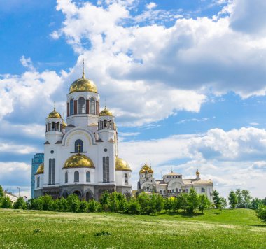Kilise görünümünü üzerinde kan Azizler şaşaalı Rusya Land, Yekaterinburg onuruna. Bulutlar ve gökyüzü ile yaz görünümü