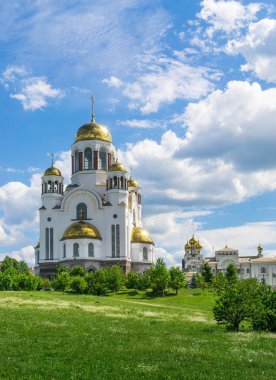 Kilise görünümünü üzerinde kan Azizler şaşaalı Rusya Land, Yekaterinburg onuruna. Bulutlar ve gökyüzü ile yaz görünümü