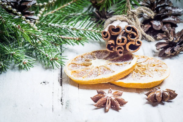 Composición navideña con estrellas de anís, piñas y naranja seca — Foto de Stock