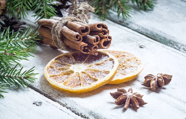 アニスの星、松ぼっくり、乾燥オレンジのクリスマス コンポジション — ストック写真