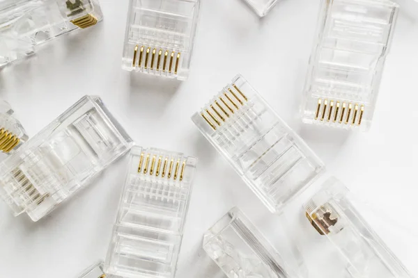 透明なイーサネットに白背景のインターネットの rj-45 コネクタ — ストック写真