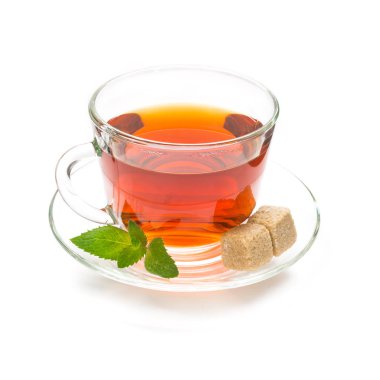 Siyah çay nane yaprakları ve şeker ile izole Kupası