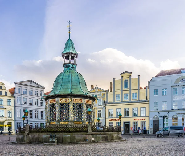 Pazar Meydanı Wismar eski şehir görünümünü — Stok fotoğraf