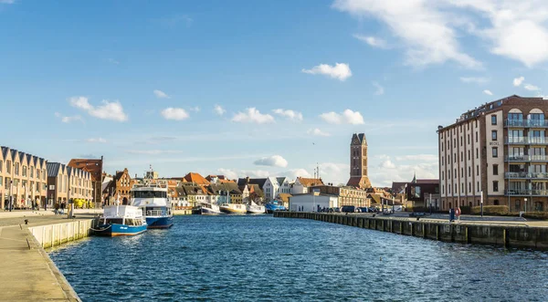 Wismar eski liman gemi ve evleri ile görünümünü