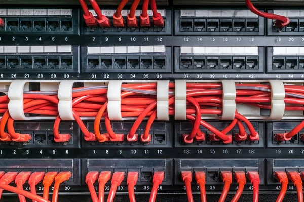 Estante del servidor con cables rojos — Foto de Stock