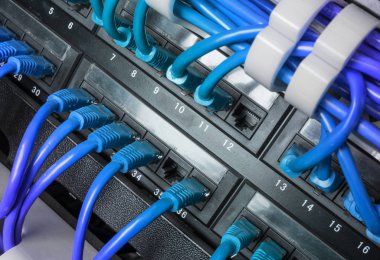 Mavi Internet yama kablosu kablolar ile Server kabin