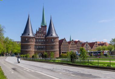 Lubeck, Almanya - 7 Mayıs 2017: The Holsten Gate veya Holstentor Lubeck eski şehir - Almanya ' nın kuzeyinde Schleswig-Holstein yaz görünümünü