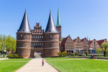 Lubeck, Almanya - 7 Mayıs 2017: The Holsten Gate veya Holstentor Lubeck eski şehir - Almanya ' nın kuzeyinde Schleswig-Holstein yaz görünümünü