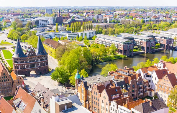 Lübeck, Tyskland - 7 maj 2017: Sommar Visa The Holsten Gate eller Holstentor i Lübeck gamla stan - Tyskland, Schleswig-Holstein — Stockfoto