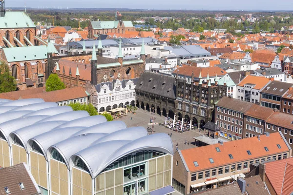 Flygfoto från Sankt Petri kyrka tornet över sommarstaden, Lübeck, Tyskland — Stockfoto