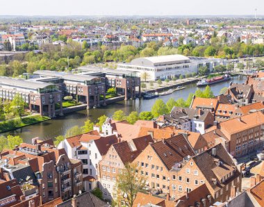Yaz şehri, Lubeck, Almanya Saint Petri kilise kuleden havadan görünümü