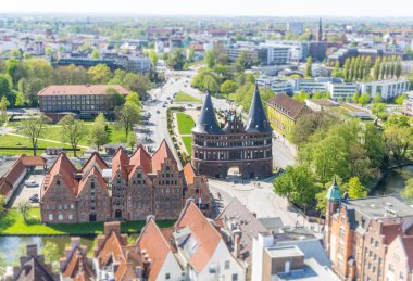 Yaz şehri, Lubeck, Almanya Saint Petri kilise kuleden havadan görünümü