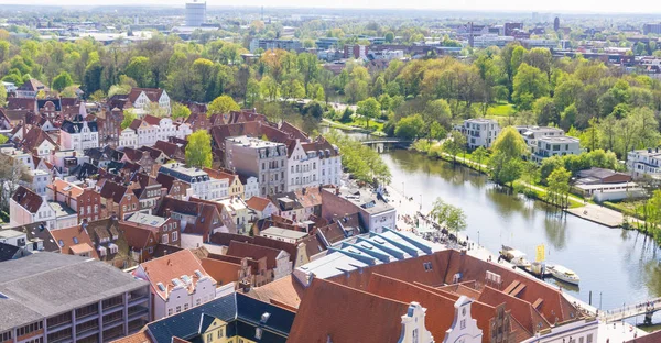 Flygfoto från Sankt Petri kyrka tornet över sommarstaden, Lübeck, Tyskland — Stockfoto