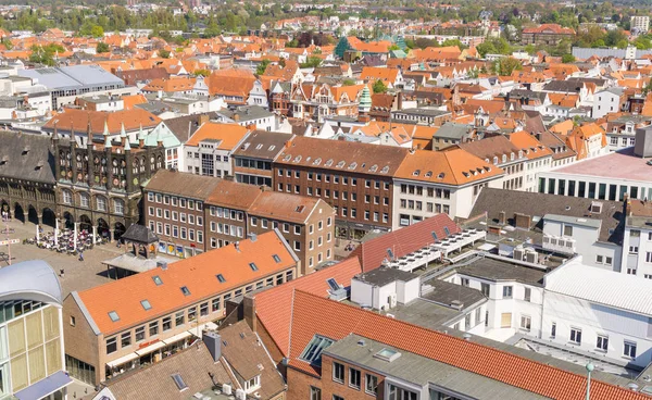 Flygfoto från Sankt Petri kyrka tornet över sommarstaden, Lübeck, Tyskland — Stockfoto