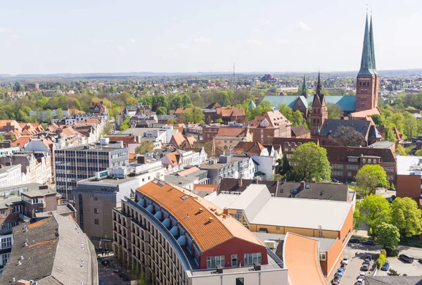 Flygfoto från Sankt Petri kyrka tornet över sommarstaden, Lübeck, Tyskland — Stockfoto