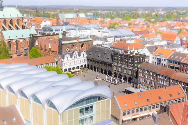 Flygfoto från Sankt Petri kyrka tornet över sommarstaden, Lübeck, Tyskland — Stockfoto