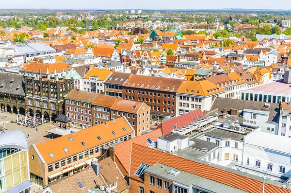 Flygfoto från Sankt Petri kyrka tornet över sommarstaden, Lübeck, Tyskland — Stockfoto