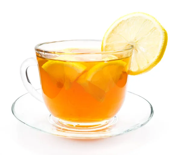 Isolierte transparente Tasse Tee mit Zitronenscheibe — Stockfoto
