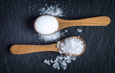 Tuz farklı türleri. İki tahta kaşıklar üzerinde Üstten Görünüm