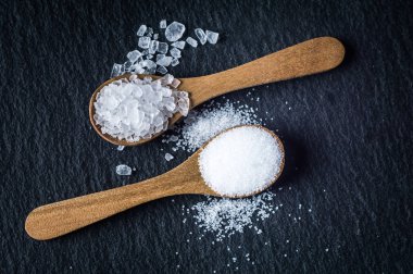 Tuz farklı türleri. İki tahta kaşıklar üzerinde Üstten Görünüm