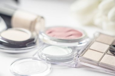 Arka plan bulanık, kozmetik seti ve beyaz laleler soyut. Makro çekim, sığ derinlik-in tarla, defocused