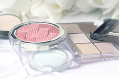 Arka plan bulanık, kozmetik seti ve beyaz laleler soyut. Makro çekim, sığ derinlik-in tarla, defocused