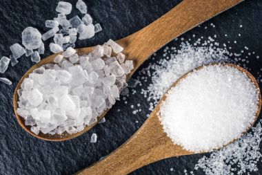 Tuz farklı türleri. İki tahta kaşıklar üzerinde Üstten Görünüm