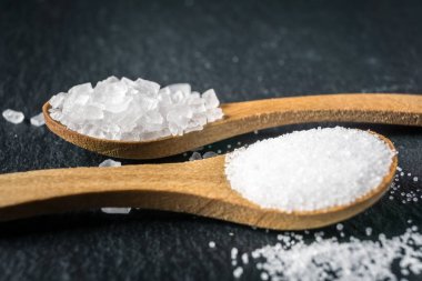 Tuz farklı türleri. İki tahta kaşıklar üzerinde Üstten Görünüm