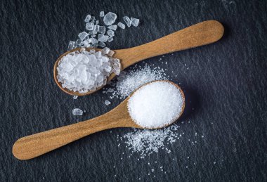 Tuz farklı türleri. İki tahta kaşıklar üzerinde Üstten Görünüm