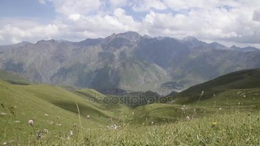 Kırmızı dağlarda kayan bulutlar