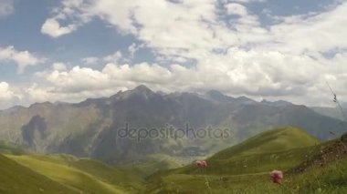 Kırmızı dağlarda kayan bulutlar