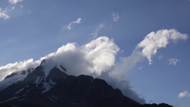 Nuages s'écrasent dans un sommet de haute montagne — Video