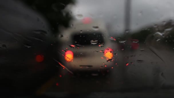 滴上玻璃，车灯照耀 — 图库视频影像