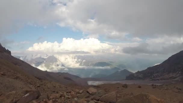 Nuvens flutuantes nas montanhas vermelhas — Vídeo de Stock