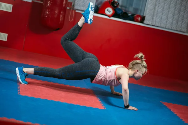 Frau in einem Fitnessstudio macht eine Reißverschlussübung — Stockfoto