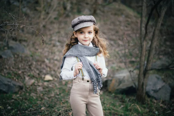 Niña Está Caminando Campo — Foto de Stock