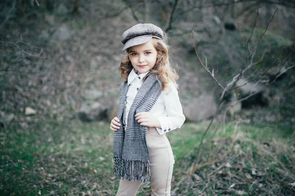 Niña Está Caminando Campo — Foto de Stock