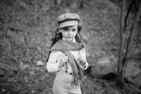 Niña Está Caminando Campo — Foto de Stock