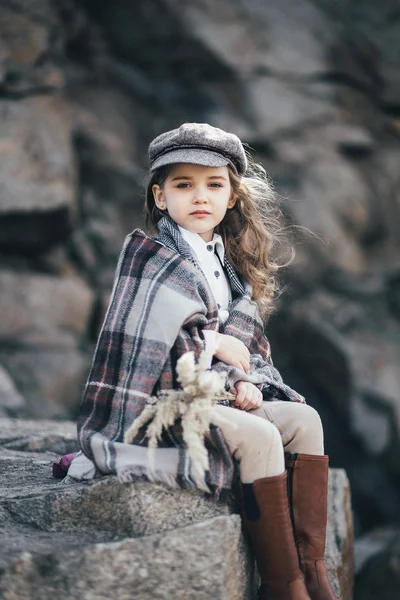 Niña Está Caminando Campo — Foto de Stock