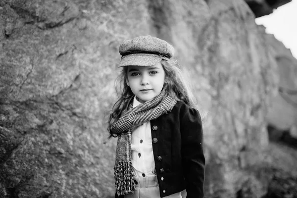 Little Girl Walking Countryside — Stock Photo, Image