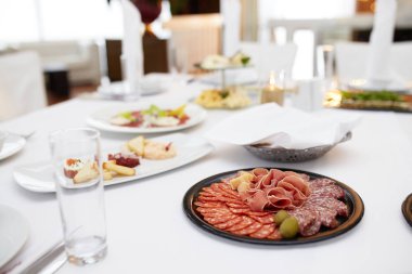 Lezzetli salamlı yemek tepsisi, dilimlenmiş jambon, sosis., 