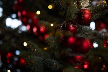 Noel ağacında Noel süslemeleri