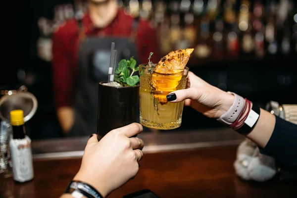 Připijte si přátel v baru — Stock fotografie