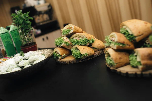 Sandwiches aus Ciabatta mit Salat — Stockfoto