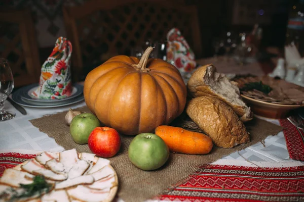 Brocken Brot mit Kürbis auf dem Tisch. Lebensmittel-Hintergrund — Stockfoto
