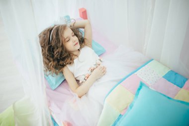 küçük kız yatak odasında uyuyor