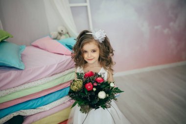 bir çiçekli yatak odasında küçük kız